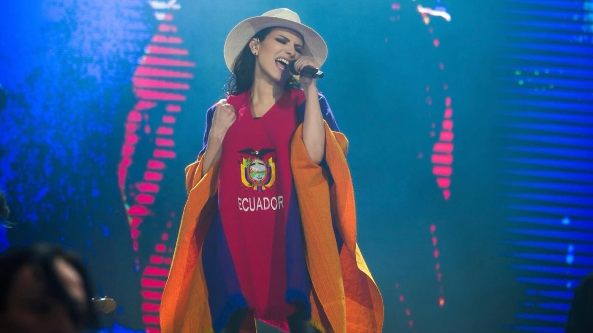 El poncho fue regalo de Jonathan Parra, bajo pedido a los creativos del mercado artesanal de Guayaquil.