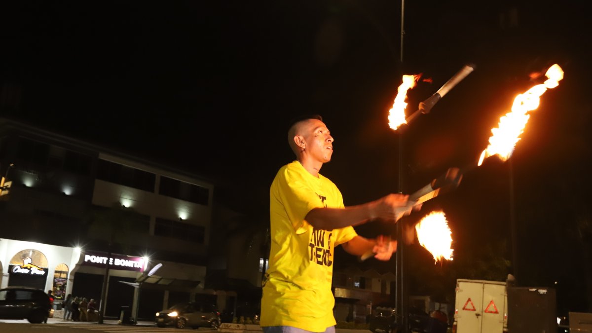 Félix trabaja durante el cambio de luz para ganarse el día.