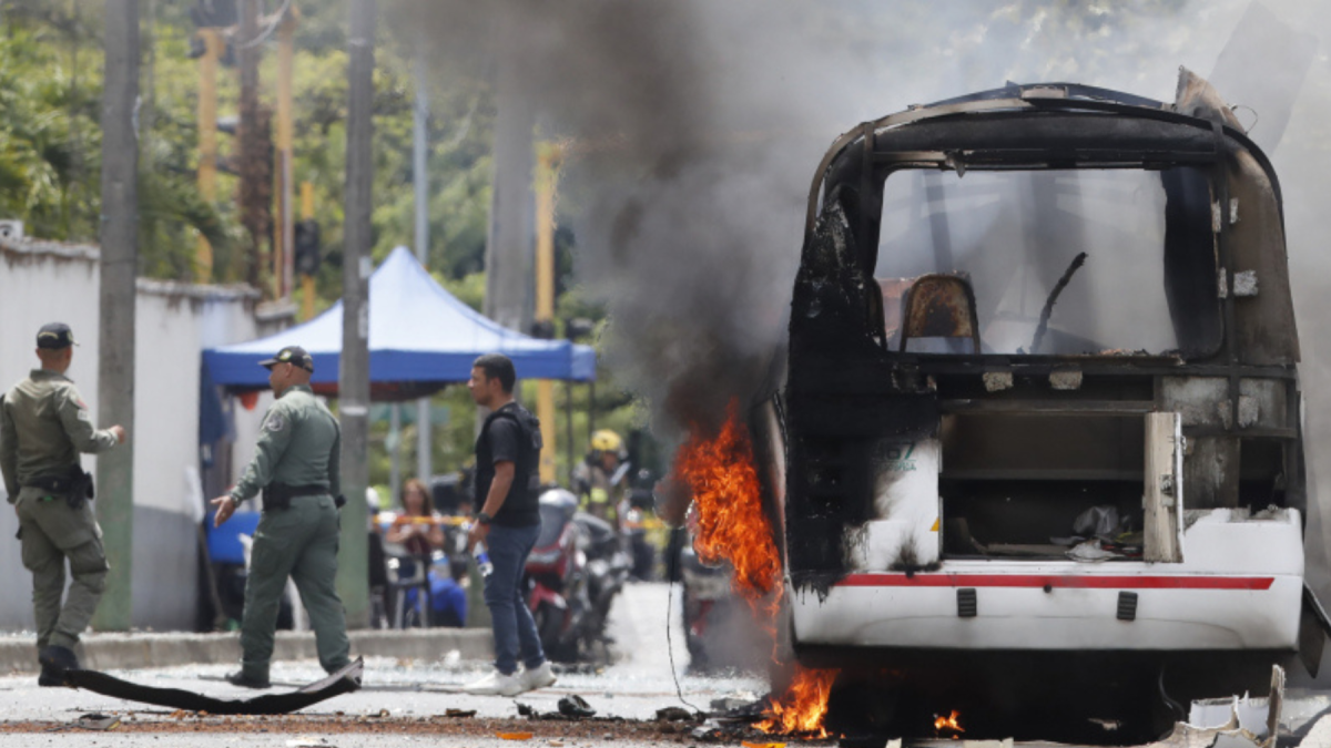 La explosión dejó vehículos destruidos y un cráter en la Vía Panamericana.