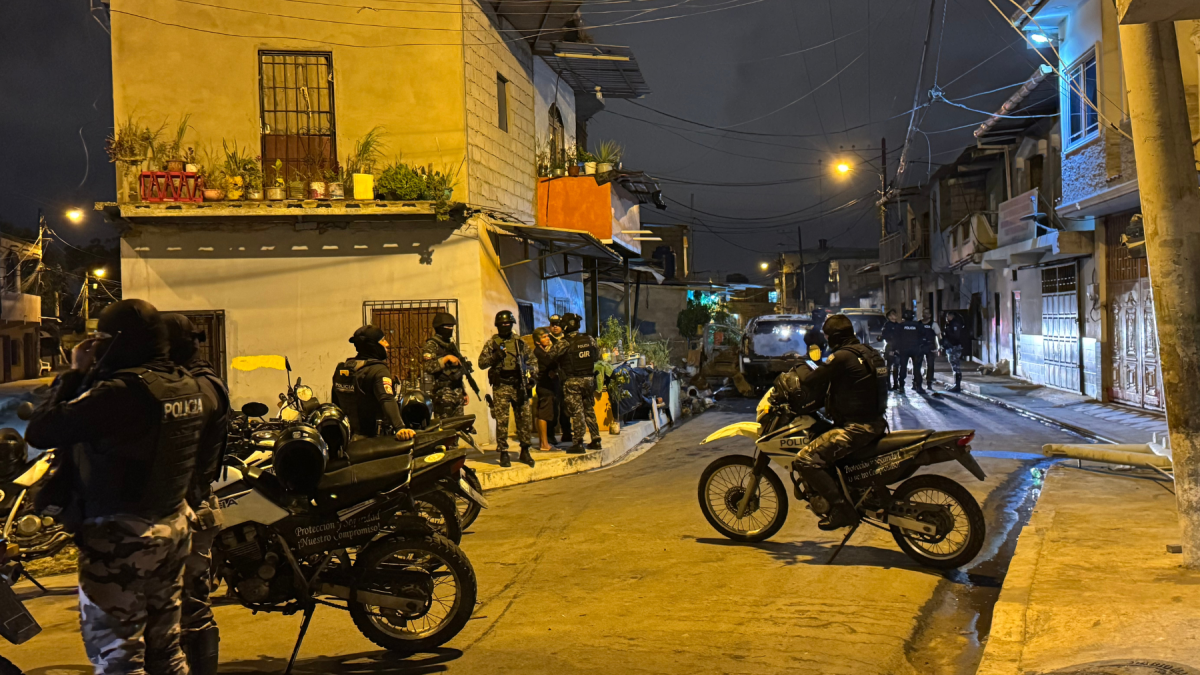 a Policía llegó al sitio junto al personal de la Infantería de Marina para realizar un operativo.