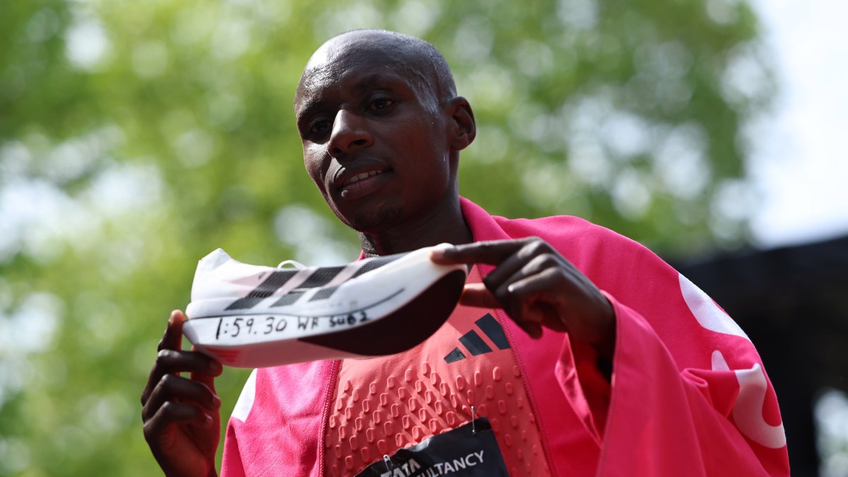 Sabastian Sawe de Kenia tras ganar la maratón de Londres haciendo marca de 1:59:30.