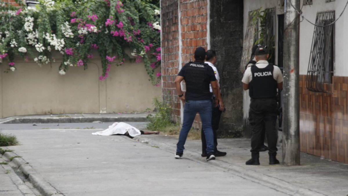 Agentes policiales acudieron al sitio del suceso para recabar información y retirar el cuerpo.