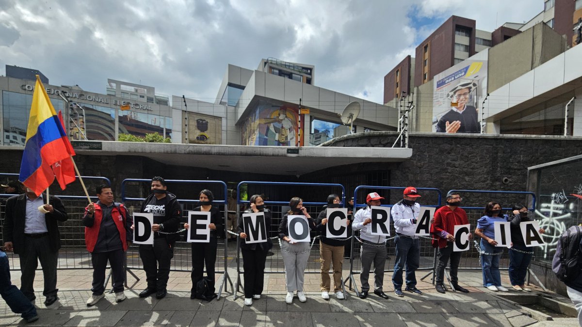 El 21 de abril, miembros de Unidad Popular realizaron un plantón afuera del CNE.