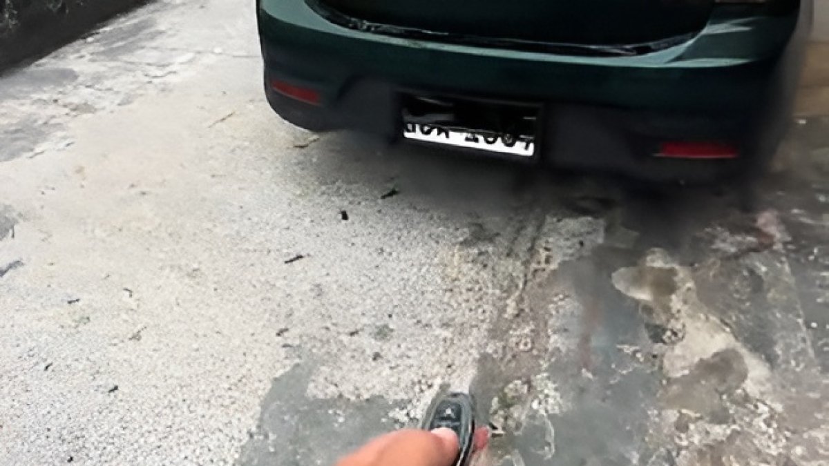 El dispositivo permite ocultar la placa del vehículo con un control remoto.