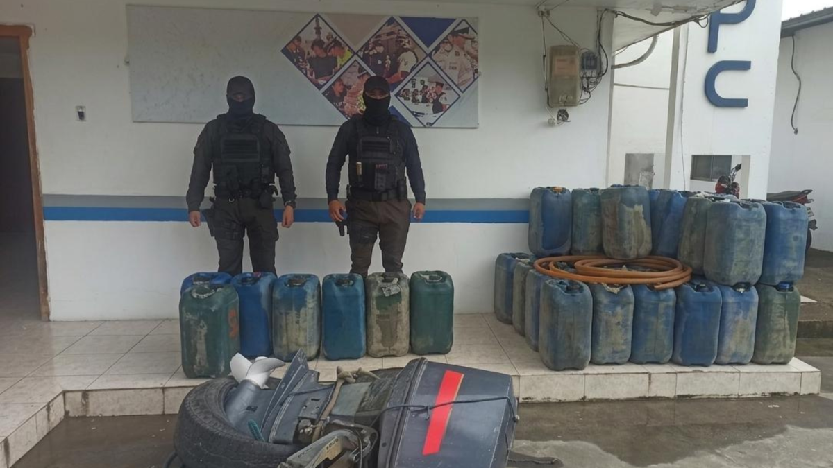 El motor fuera de borda y las mangueras forman parte de los indicios levantados en la intervención.