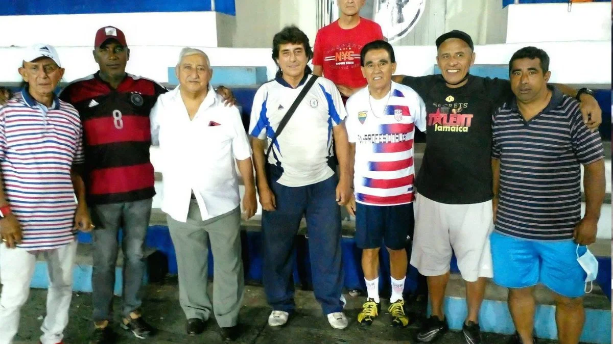 Carlos Kaiser (d) junto a varios excracks del Emelec.