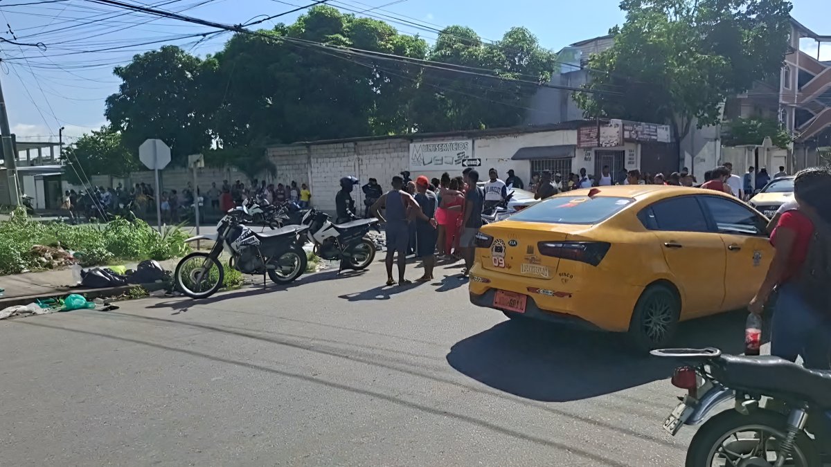 Ciudadanos y policías se concentran en la calle Libertad B, sector San Rafael, tras el asesinato de Ángel David Cuero Ayoví.