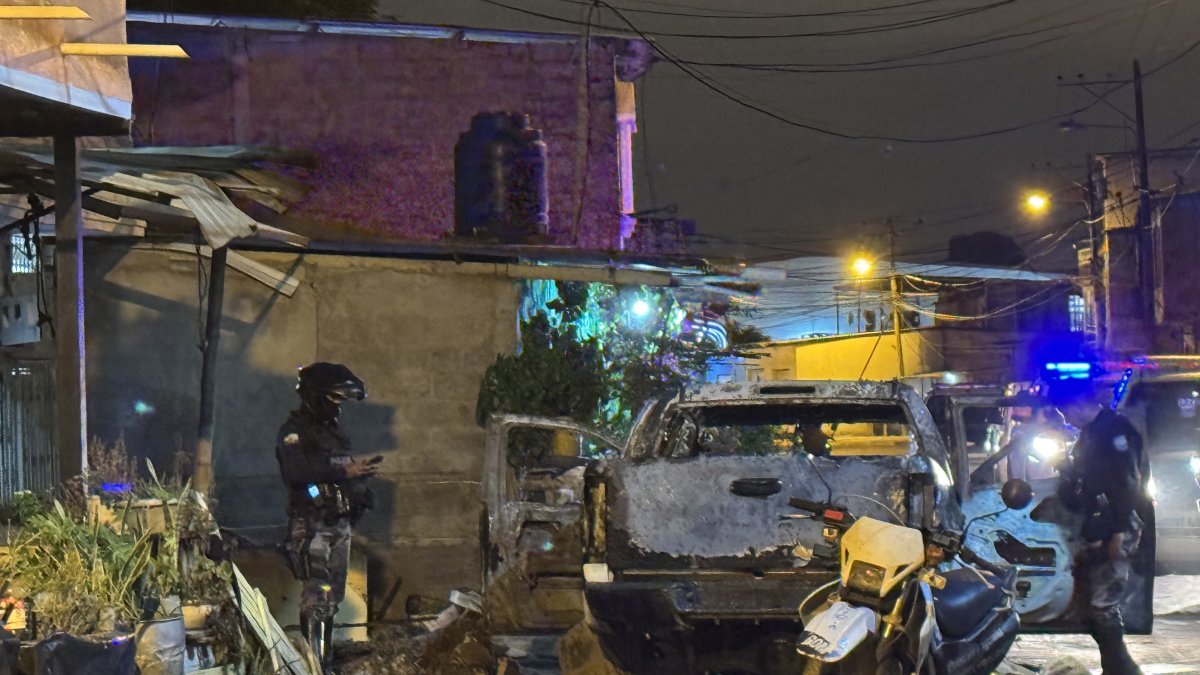 Los dos sujetos capturados fueron acusados de incendiar la camioneta que simulaba ser un patrullero.