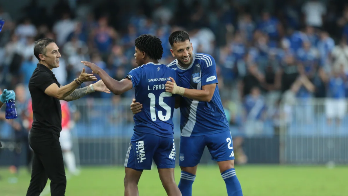 Luis Fragozo (c) junto al técnico Vicente Sánchez (i) en el George Capwell.