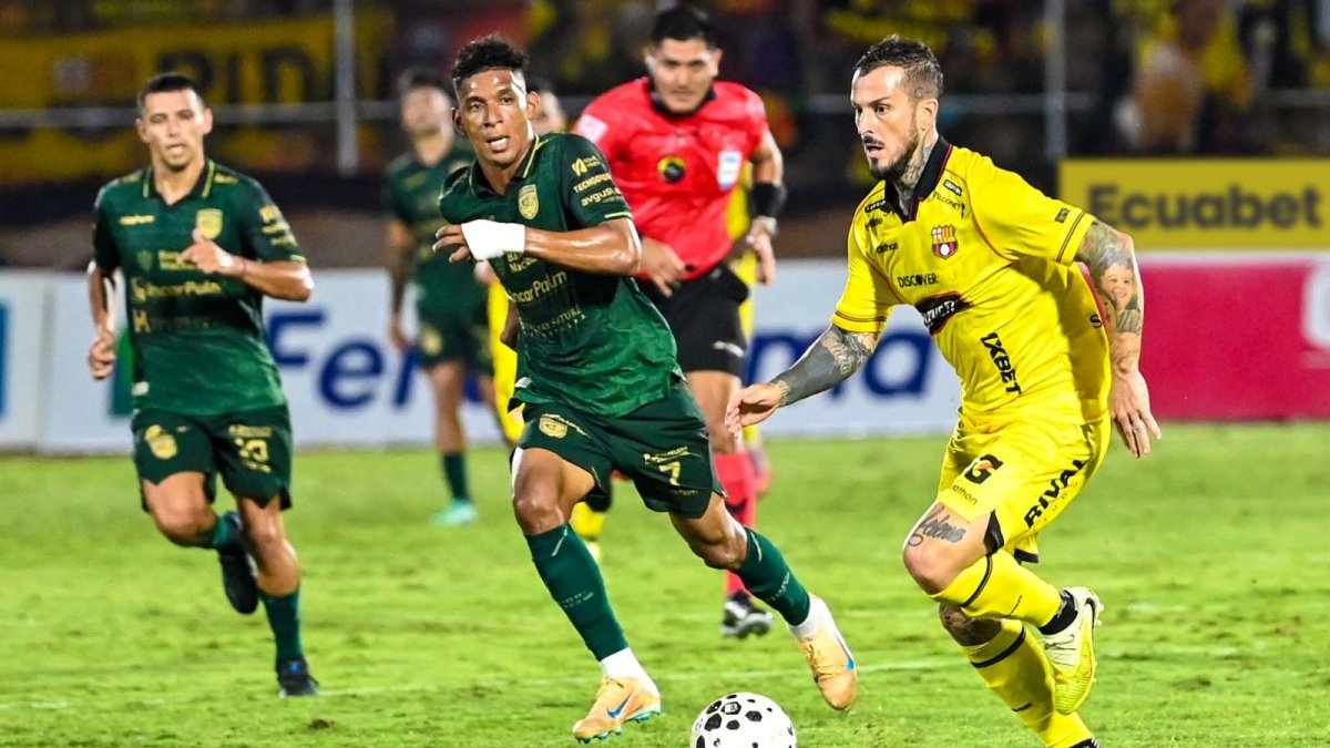 Jugadores de Barcelona SC y Orense disputan un intenso encuentro por la fecha 11 de la LigaPro en Machala.