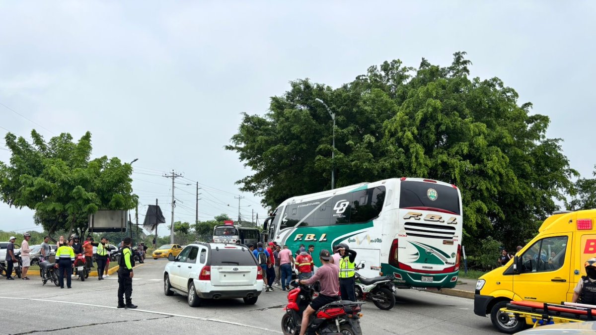 Uno de los siniestros dejó a un motociclista fallecido tras ser arrollado por un bus; horas después, dos jóvenes murieron en una vía rural.