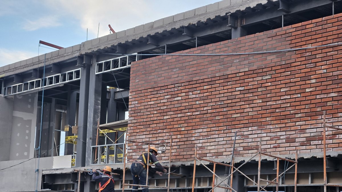 En el sector hay incertidumbre por el resto de la obra. Una pared expuesta (la de la fachada) genera temor de que se caiga.