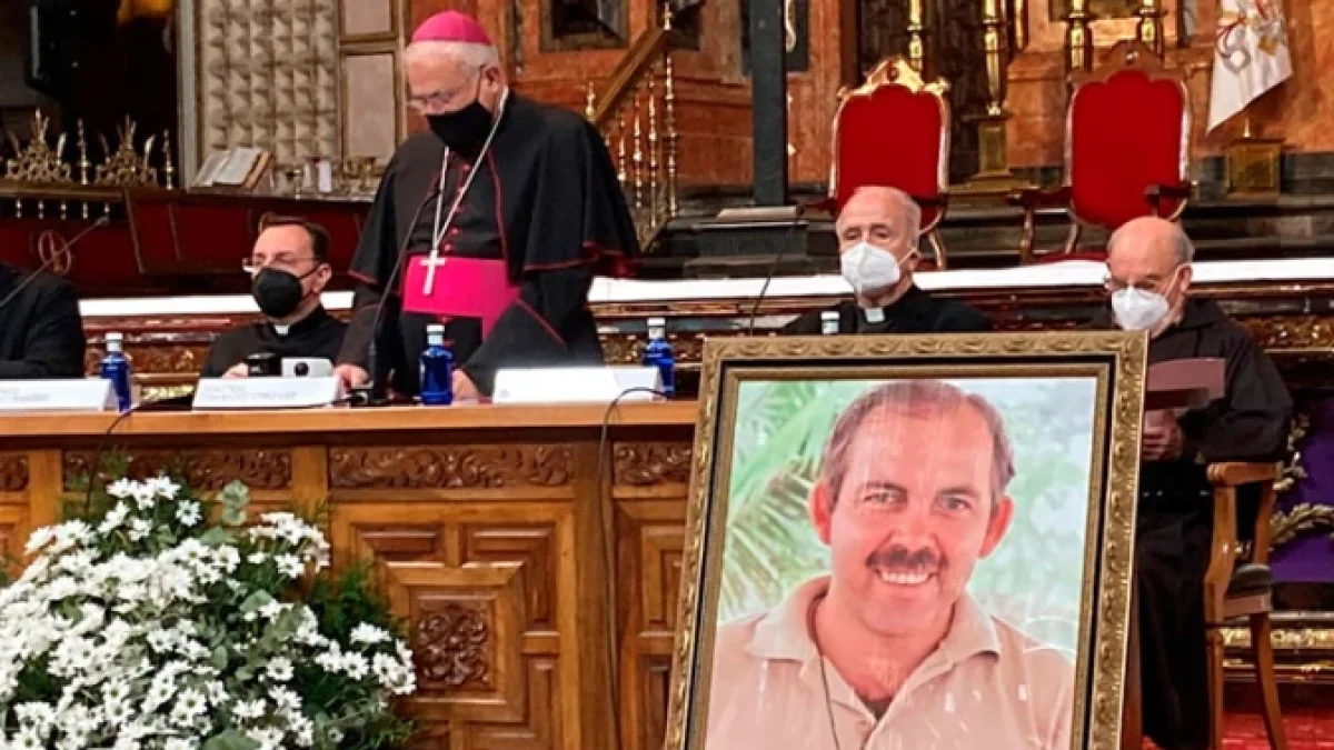 Pedro Manuel Salado Alba nació en 1968 en Chiclana de la Frontera (Cádiz)