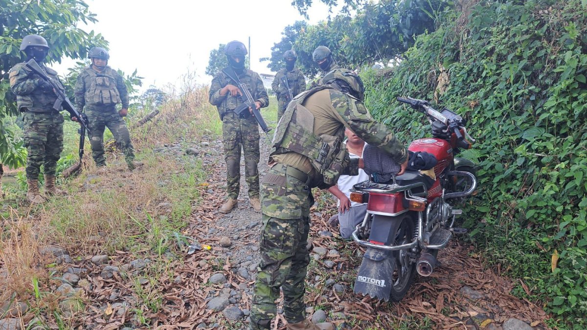 El sujeto intento escapar de los militares, pero fue capturado.