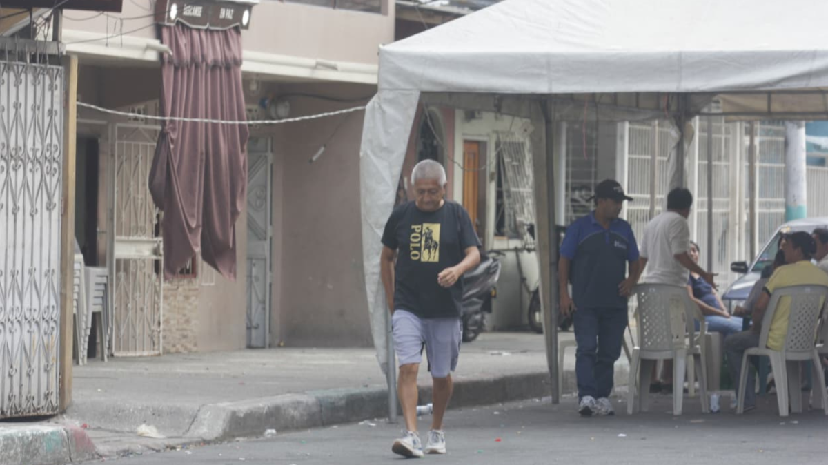 Ataque armado durante un bautizo dejó dos fallecidos y una niña herida en Guayaquil.