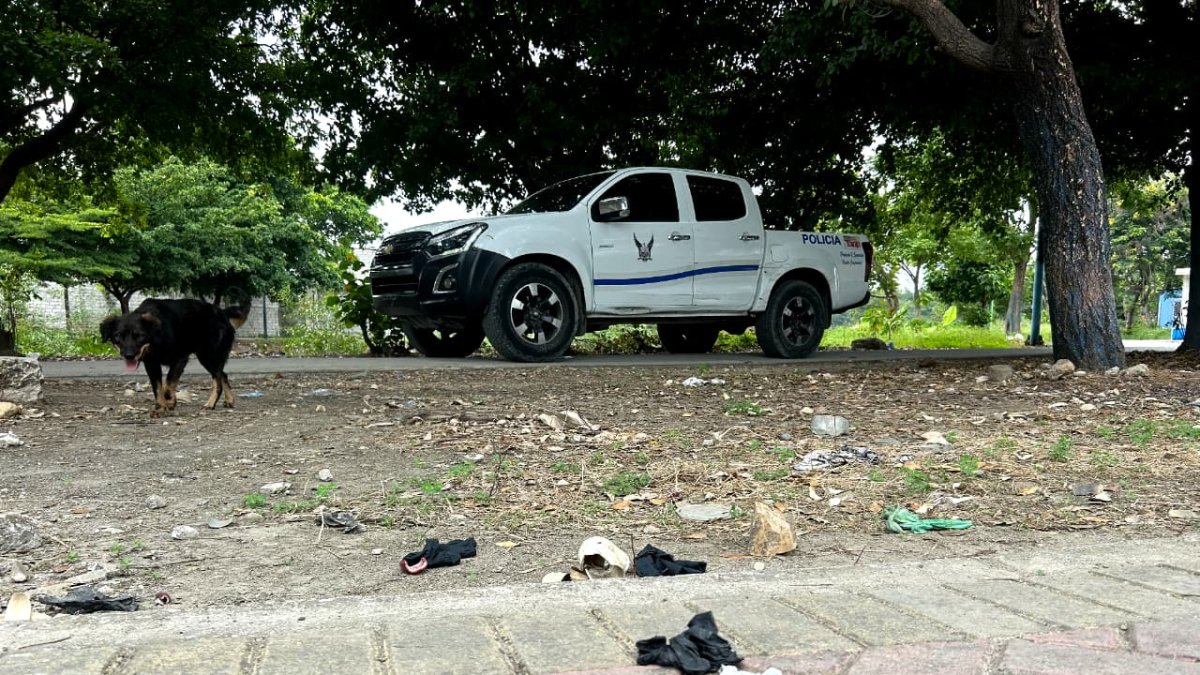 Escena del crimen donde un hombre fue asesinado durante un presunto robo en el sur de Guayaquil.