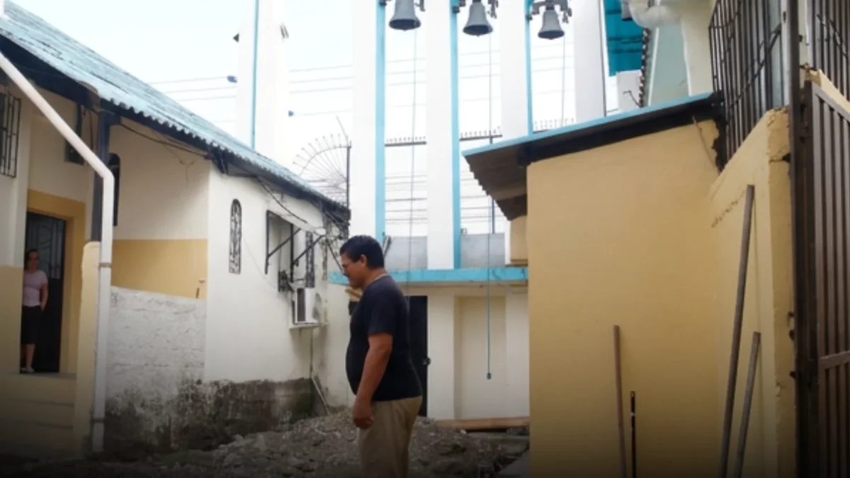 El padre Jorge Torres muestra el espacio donde colocan los cimientos para el oratorio.