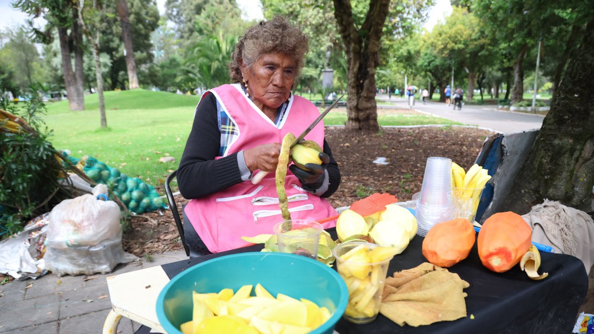 La comerciante compra los alimentos en el Mercado Mayorista, en el sur de Quito.