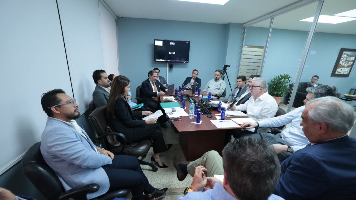 Galo Martínez Leisker (d) y Marissa Elena Pendola (i), secretaria de Inmobiliar, durante la Junta General de Accionistas de GRANASA en Guayaquil.