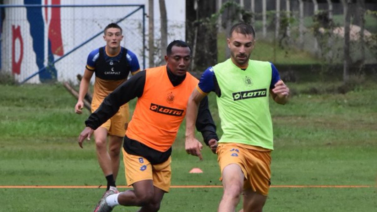 Los jugadores del Deportivo Cuenca entrenaron este lunes 27 ya en Asunción, Paraguay.