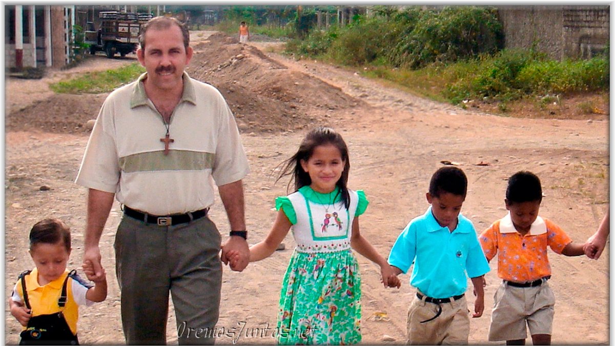 Pedro Manuel Salado, misionero del Hogar de Nazaret, caminando junto a los niños que cuidaba en Quinindé, reflejo de su entrega y vida compartida con ellos.