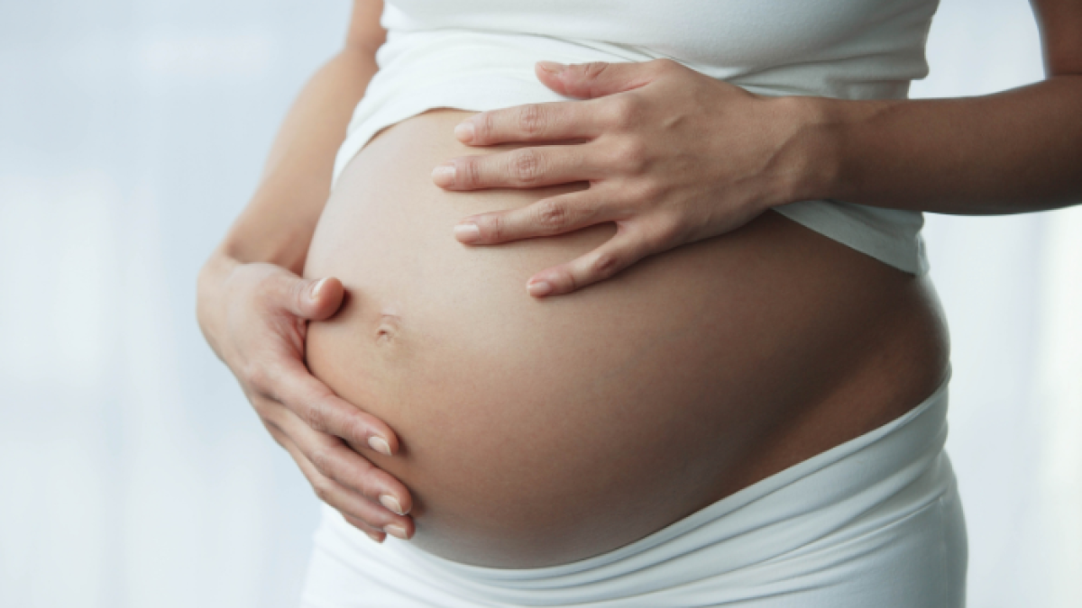 Mujeres embarazadas y con bebés están exoneradas de ir a votar, según el CNE.