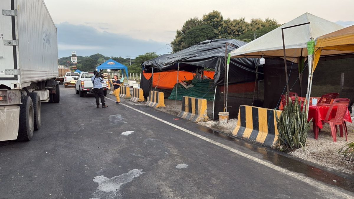 Zona de locales de comida afectada tras el impacto de un camión fuera de control.