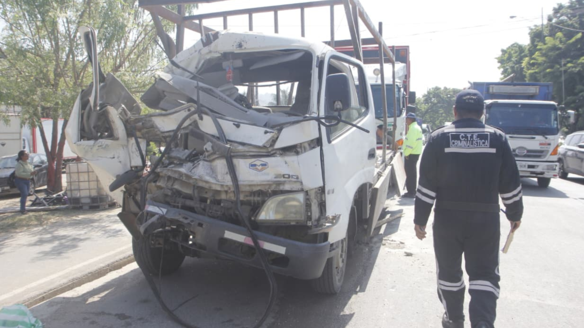 Cuatro vehículos pesados estuvieron involucrados en una colisión en cadena en Guayaquil.