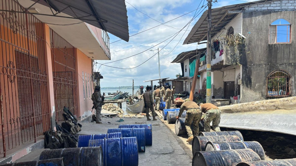Militares de la Armada del Ecuador manipulan decenas de tanques químicos incautados en Limones, Eloy Alfaro, durante un operativo contra el narcotráfico en Esmeraldas.