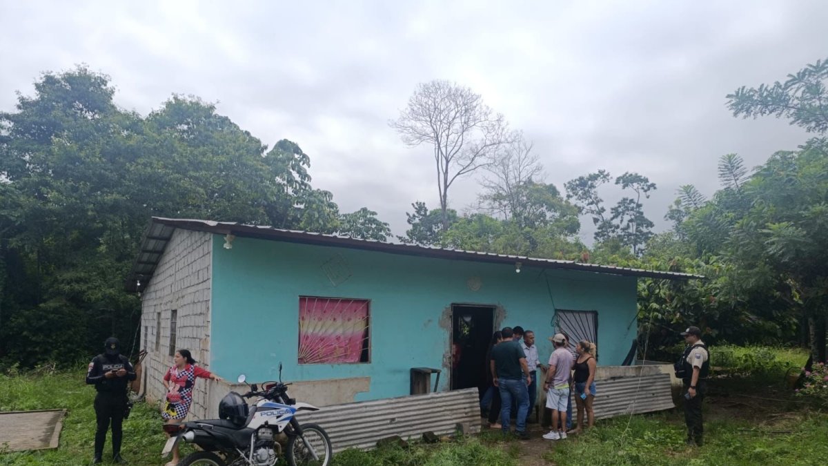 La Policía analiza pistas del crimen cometido dentro de esta casa, en el campo.