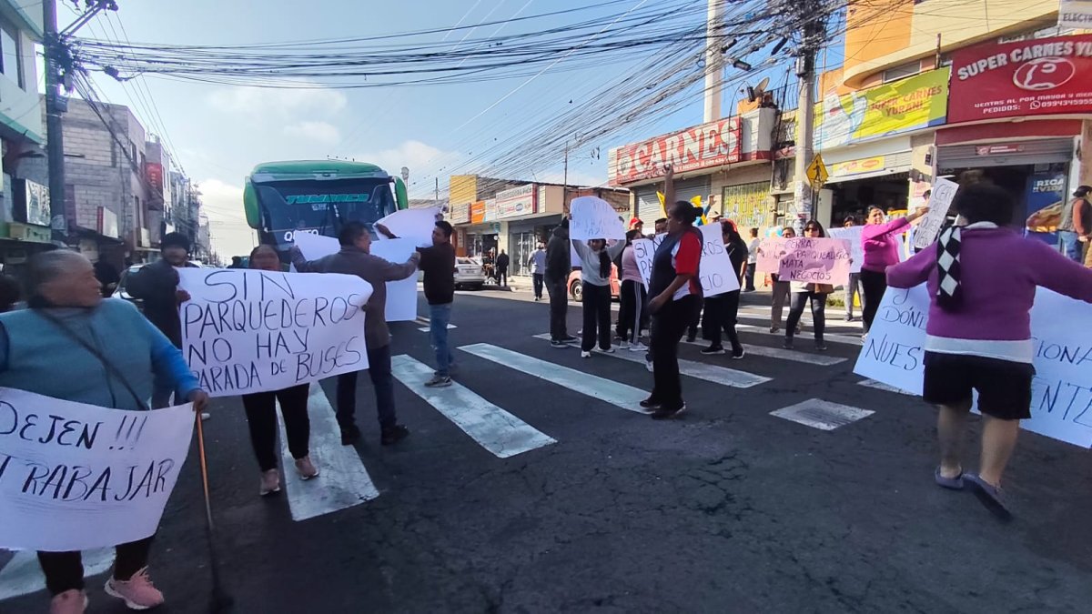 Los residentes de Cumbayá, parroquia del oriente de Quito, reclaman por la eliminación de parqueos.
