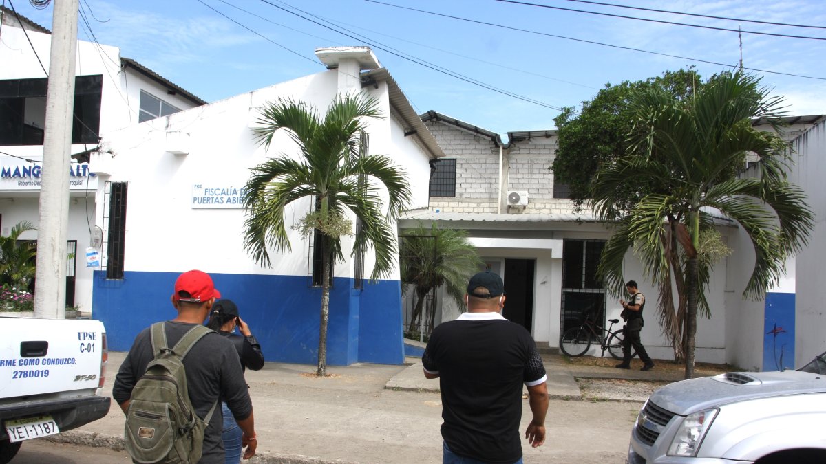 Familiares de los jóvenes desaparecidos de Pedro Carbo acuden a la Fiscalía de Manglaralto y el Laboratorio Gorense en Guayaquil.