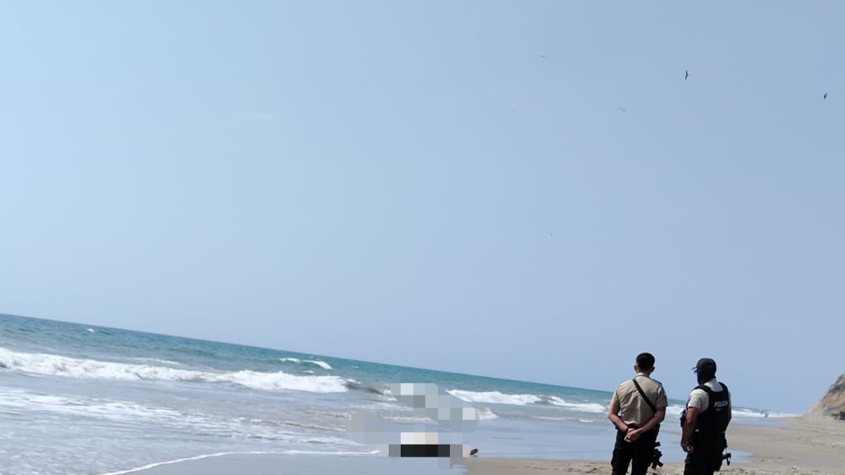 La Policía Nacional acudió al sitio para tomar procedimiento tras el hallazgo de un cadáver