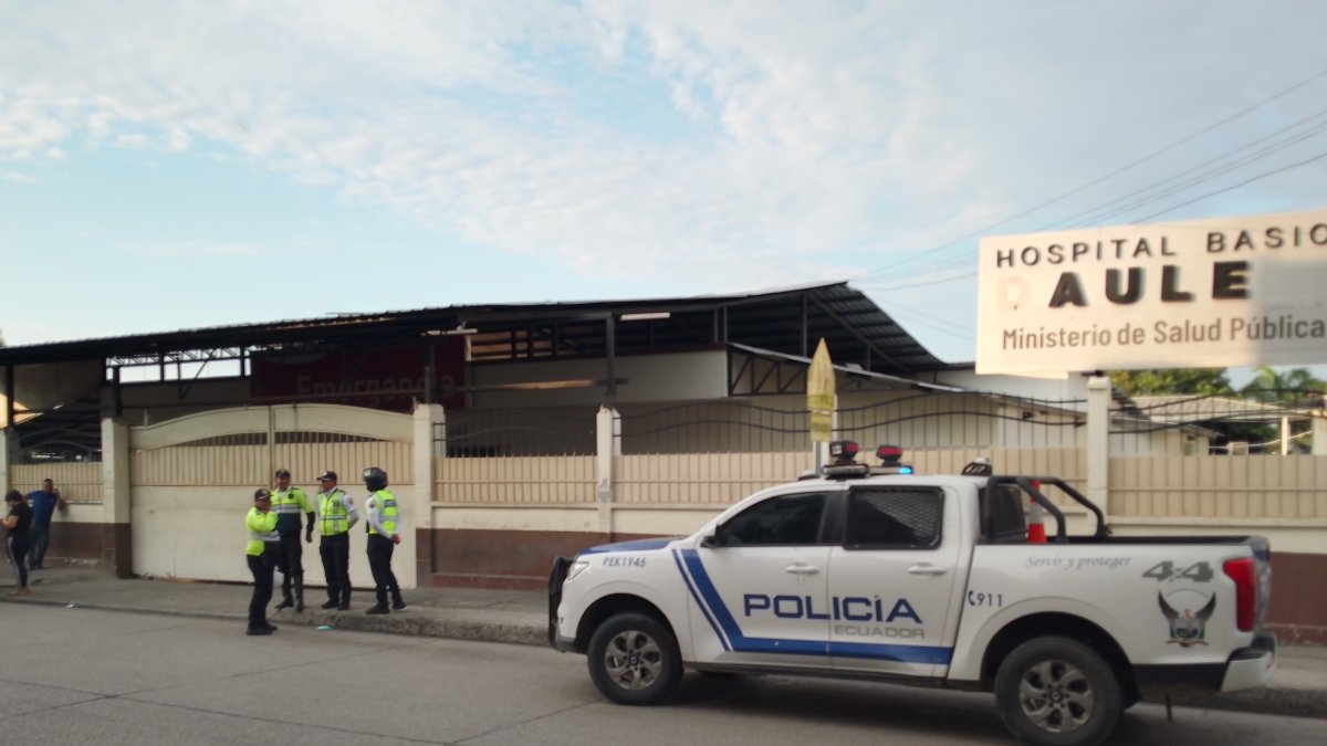 Agentes de la CTE y la Policía resguardan el hospital de Daule tras el ataque armado.
