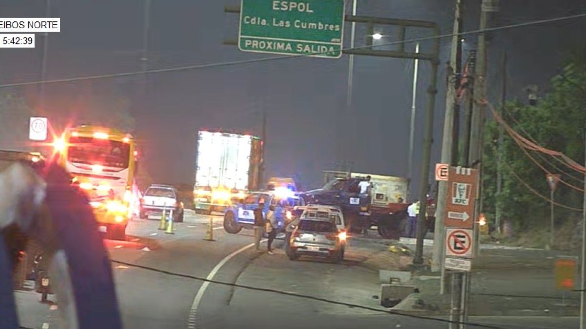 Caos en la Perimetral: Contenedor de banano se volcó a la altura de Ceibos Norte