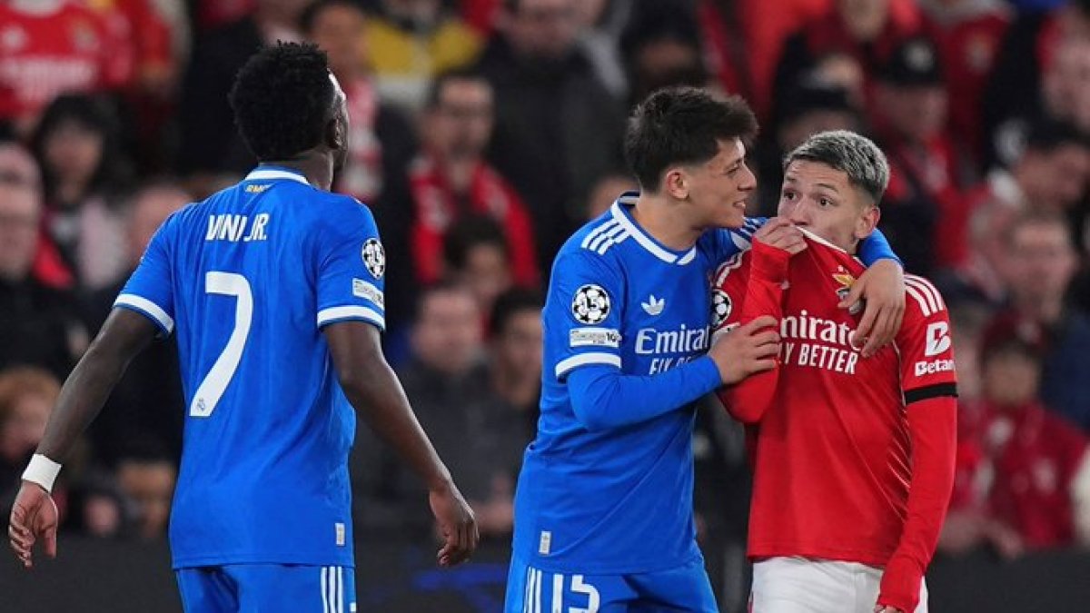 La acción de taparse la boca en los partidos en una práctica muy común a nivel de clubes y selecciones.