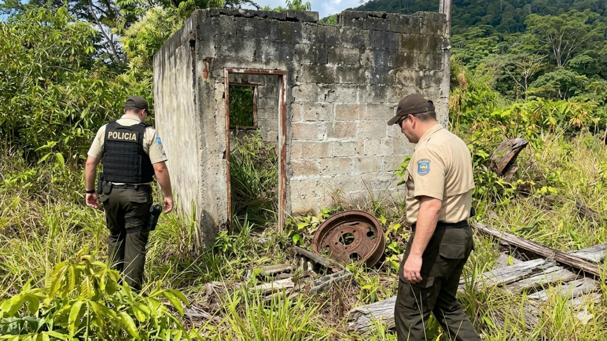 Personal de la Policía Nacional y agentes de la Dinased ejecutan pericias tras el hallazgo de restos óseos en una construcción abandonada del barrio San Roque, en El Pangui.