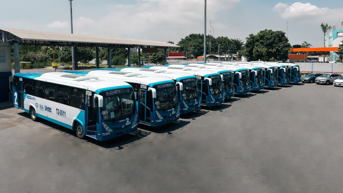 Nuevos buses se integran al sistema Metrovía en la Troncal 2, fortaleciendo la movilidad urbana con más confort y tecnología a bordo.