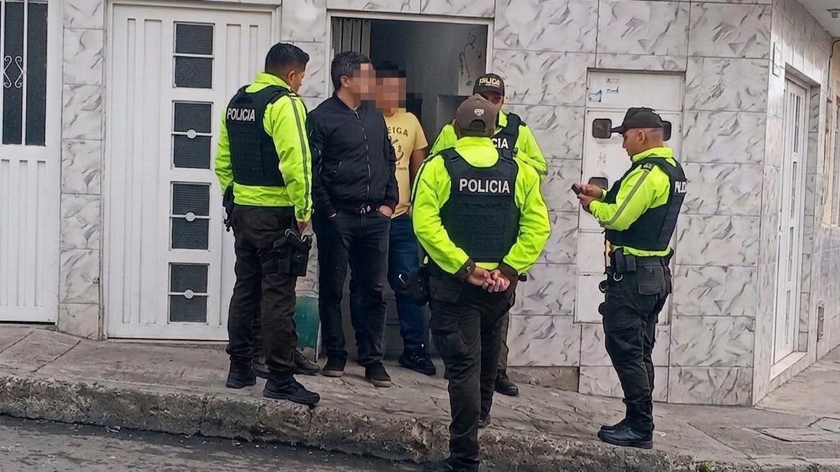 Agente de tránsito es atropellada durante operativo en Loja: presuntos policías implicados huyen