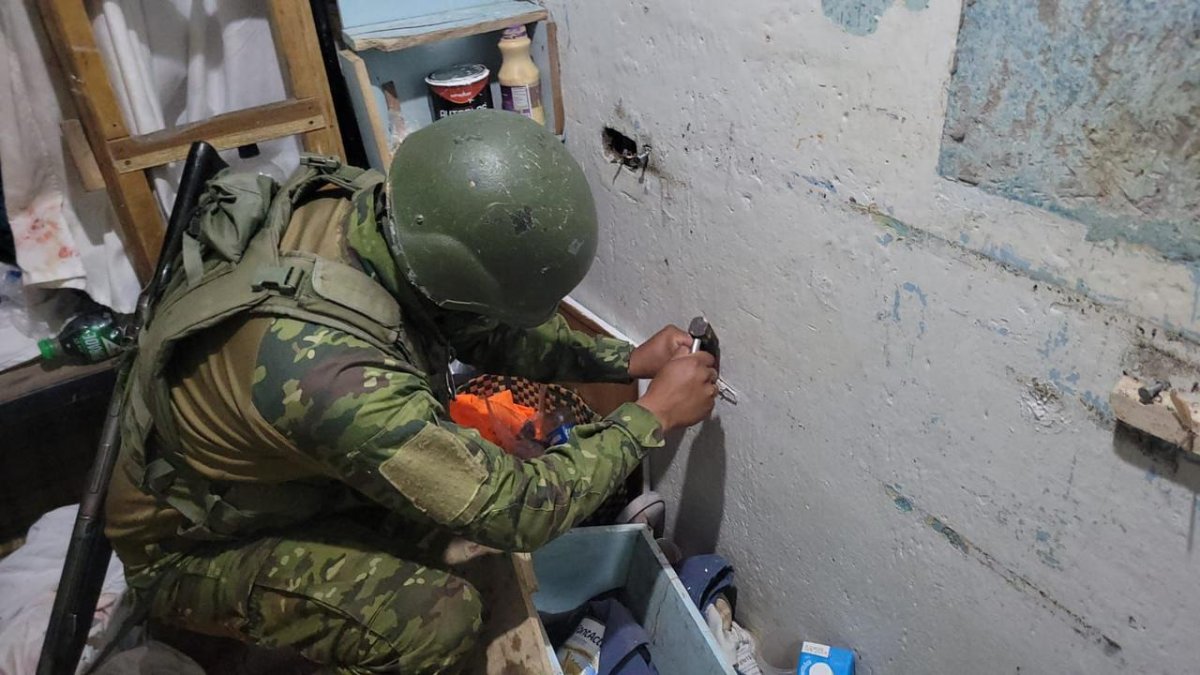 Militares hallan droga, celulares y armas blancas en celdas de la cárcel de Riobamba