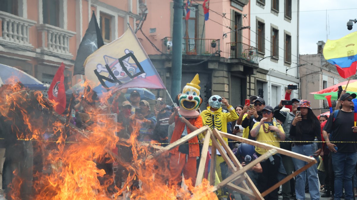 Quito se moviliza por el Día del Trabajo con masiva marcha