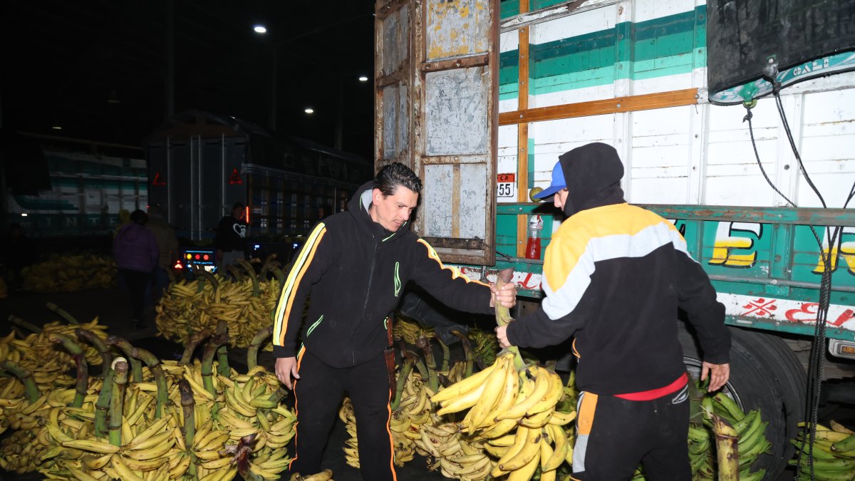 Antes del amanecer, los mercados ya mueven la ciudad en Quito | Galería