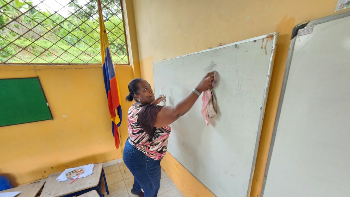 Inicio de clases en Quinindé: La lucha de una maestra por sostener su escuela