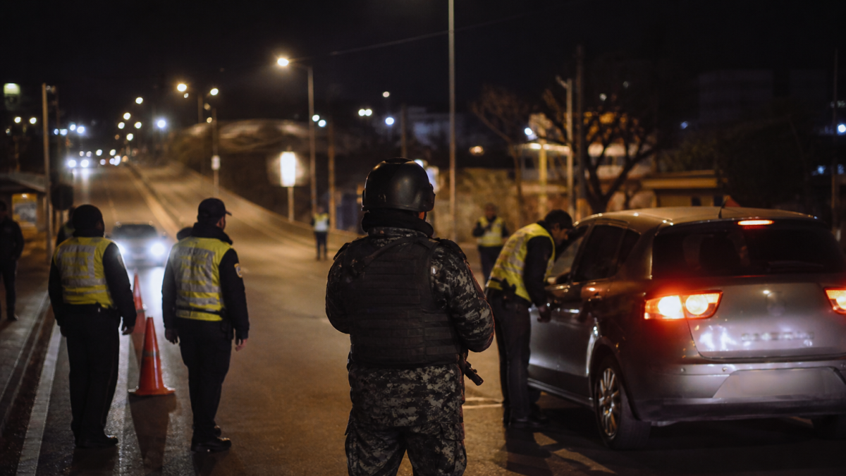 Toque de queda nocturno: recreación mediante IA de operaciones con puntos de control en Ecuador.