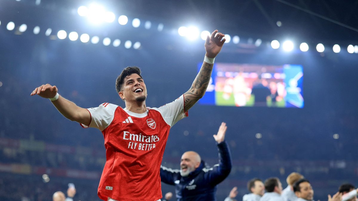 (Video) Hincapié mostró todo al bajarse la pantaloneta en Arsenal vs Burnley: Mira cómo pasó