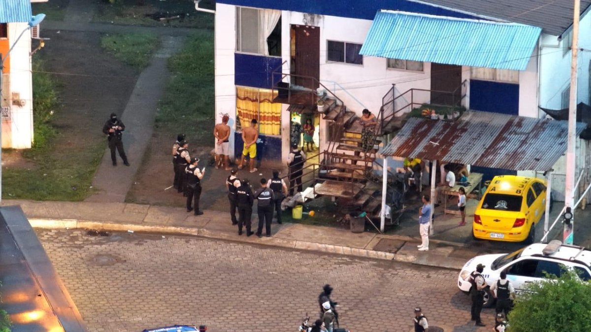 Operación Apolo 25 en Chone: ocho detenidos, armas y más de 3.200 dosis decomisadas