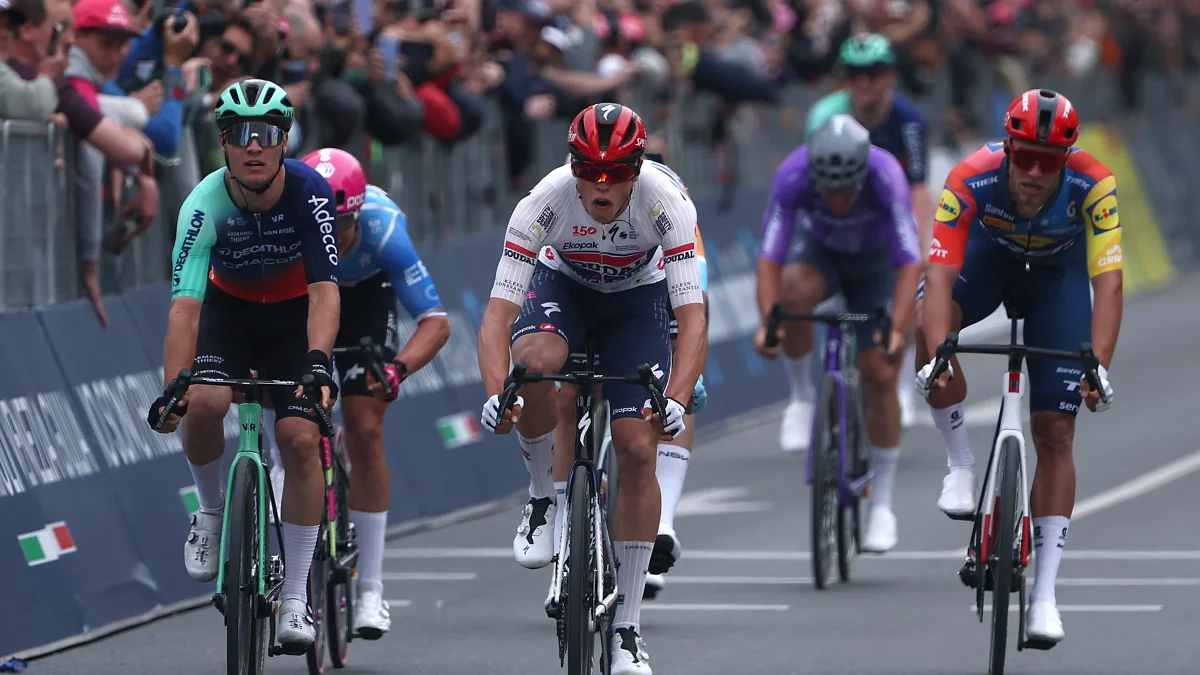 Giro de Italia 2026: brutal caída en la meta y Paul Magnier se viste de rosa