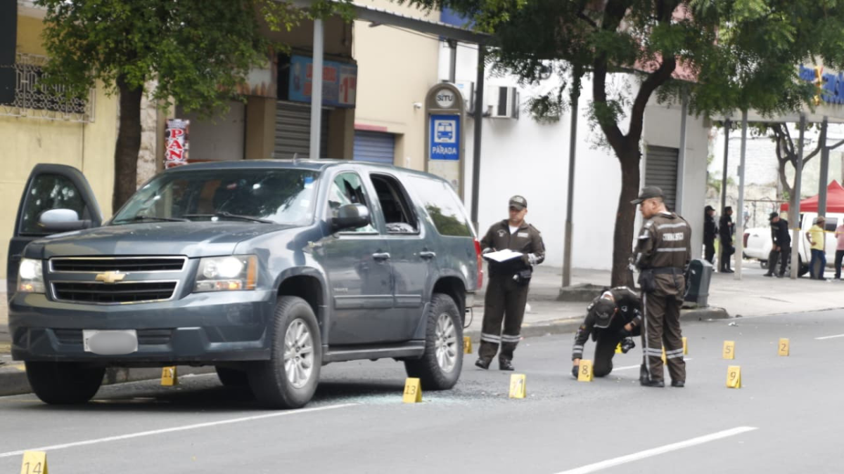 Doble asesinato en el centro de Guayaquil: gatilleros dispararon en ráfaga a un vehículo