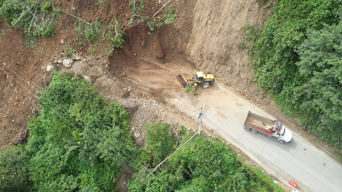 Vía Balbanera - Pallatanga - Guayaquil: un cerro se vino abajo y dejó aislada a la población