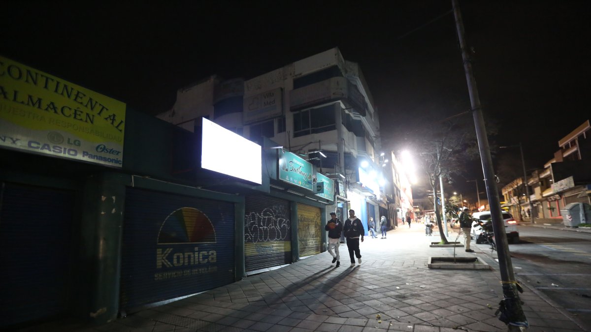 El toque de queda cambia la dinámica de Quito y obliga al cierre temprano de negocios